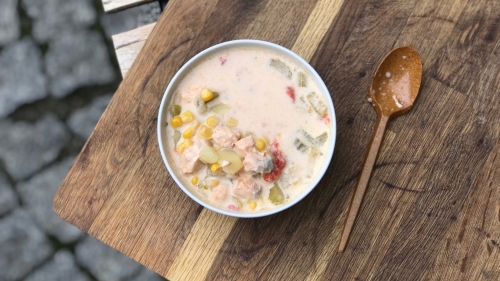 chowder z łososiem - propozycja podania - zupa chochla