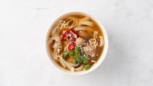 Wietnamski rosół z klopsikami - propozycja podania