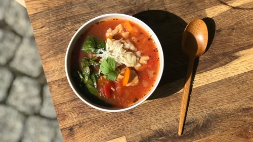 włoska zupa w słoiku z kurczakiem, parmezanem i makaronem orzo