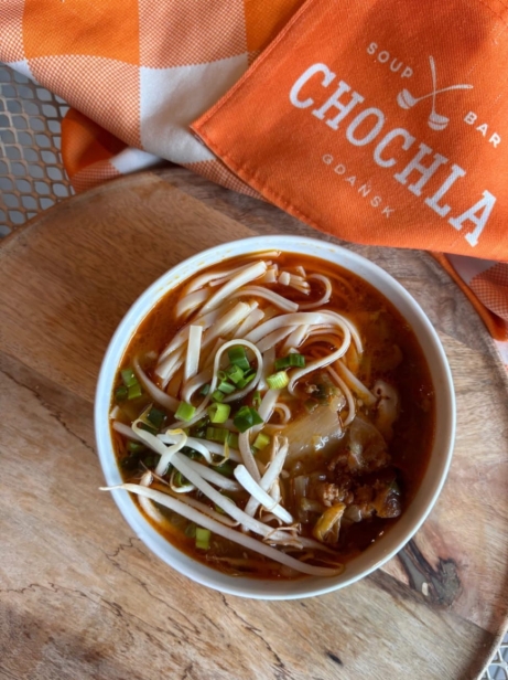 koreańska zupa w słoiku z wieprzowiną propozycja podania