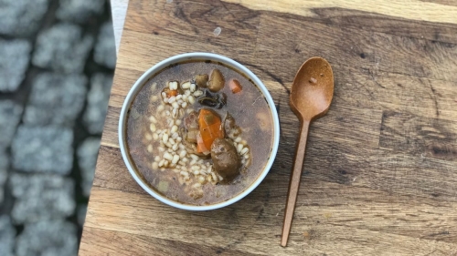 kociołek z wieprzowiną i grzybami chochla